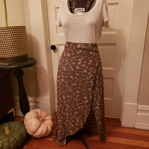 Green Slit Express Floral Maxi Skirt - Picture 2 of 8